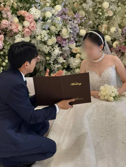 신부대기실에서 신부님과 이야기하는 김민울 사회자