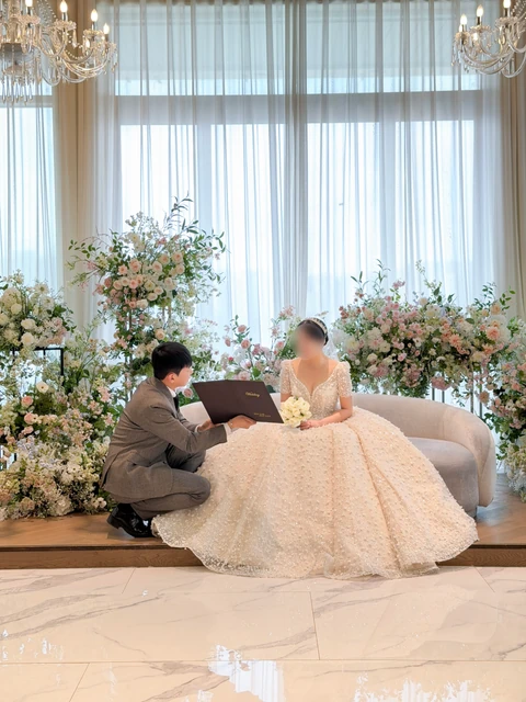 밝은 신부대기실에서 예식을 안내하는 김민울 사회자