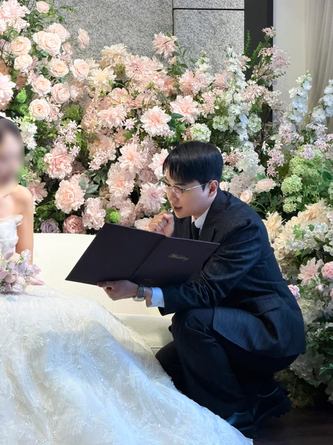신부님께 예식 내용을 설명하는 김민울 사회자